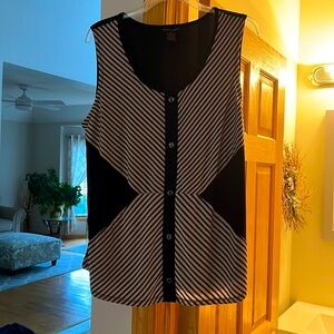 Susan Lawrence - Attractive Striped Tan & Black Top - Sleeveless - Size XL